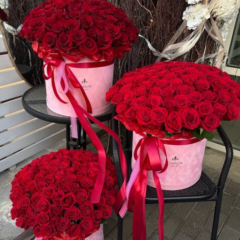 Композиция из роз в коробке "Трио"